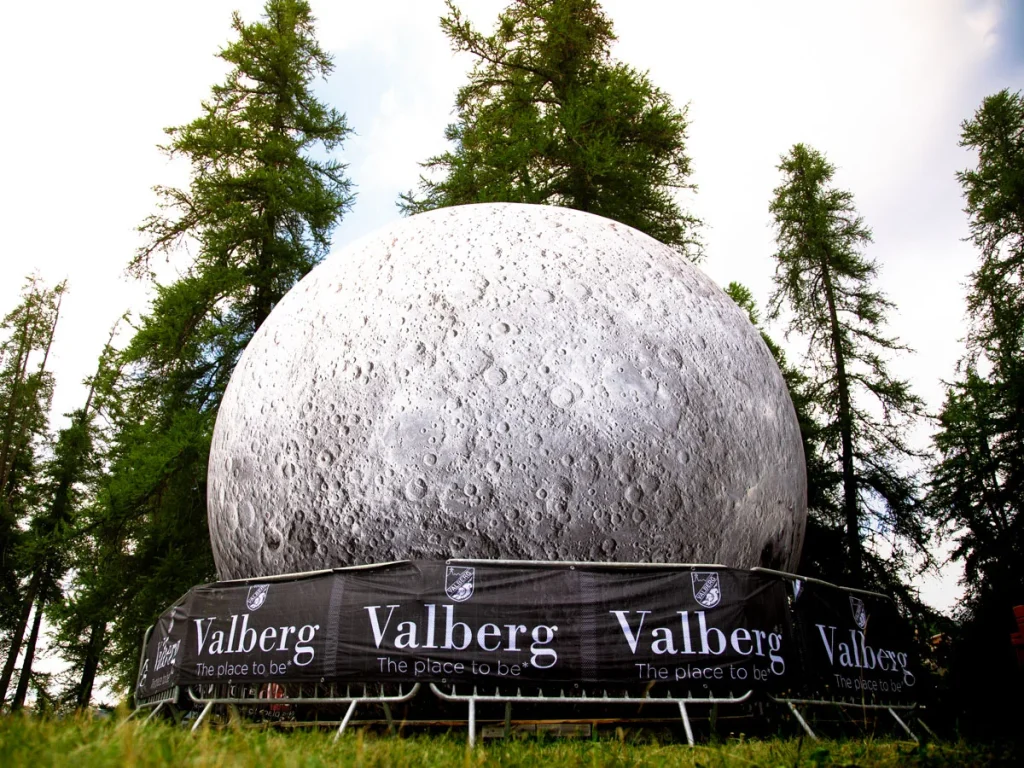 Lune géante à l'entrée du village Astro Valberg
