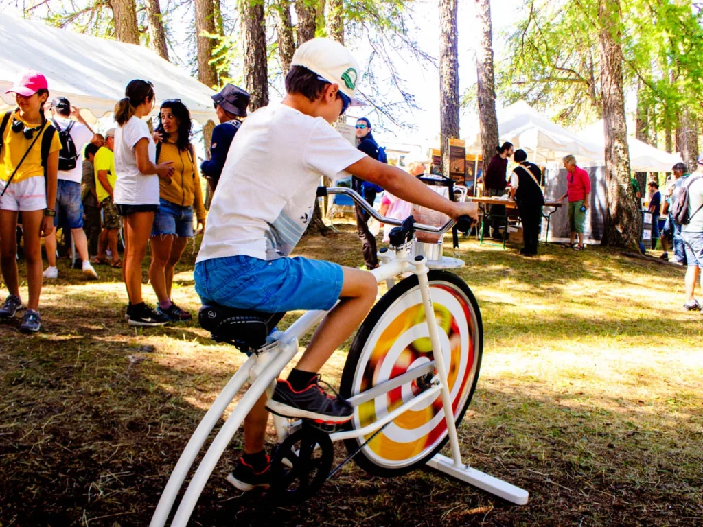 Enfant sur le vélo smoothie de Valberg à l'occasion de l'évènement Station Durable 