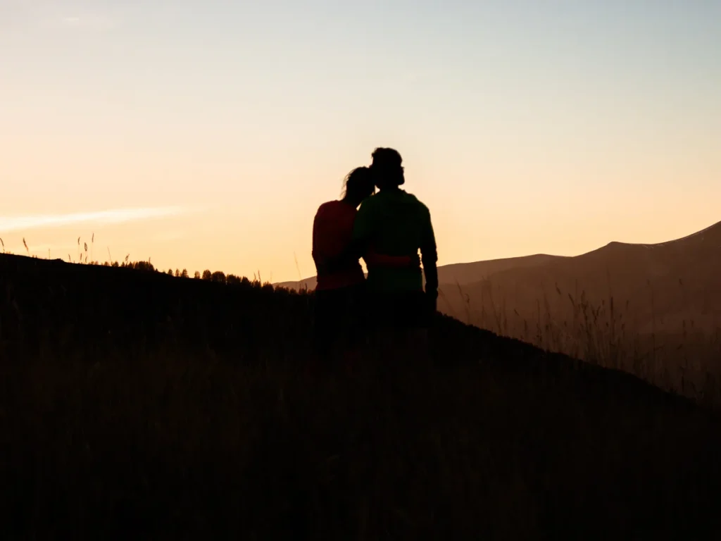 Couple devant un coucher de soleil à Valberg