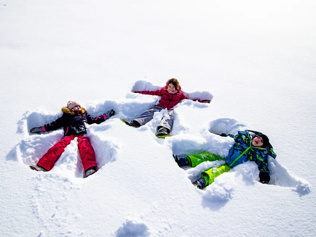 Enfants dans la neige à Valberg