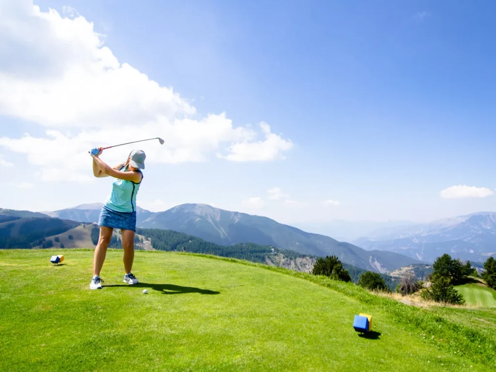 Golfeuse sur le parcours du Valberg Golf Club avec une vue sur les montagnes