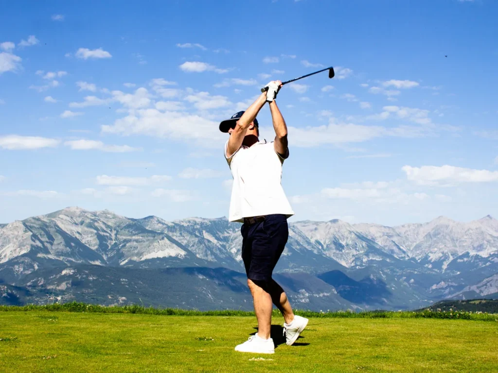 Golfeur sur le parcours du Valberg Golf Club avec vue sur les montagnes