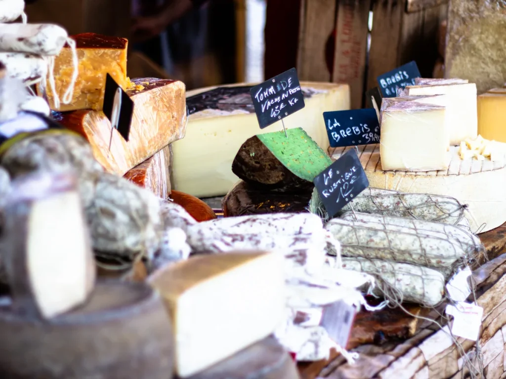 Stand de fromages et charcuterie sur le marché de Valberg
