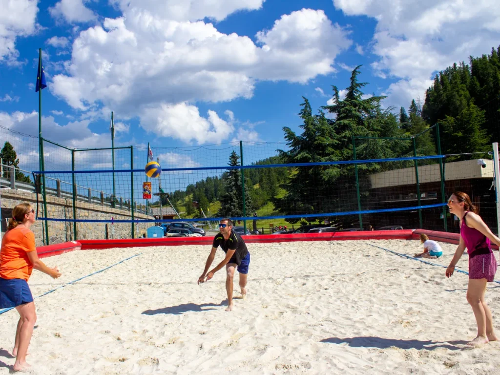 Adultes jouant au beach volley à Valberg 