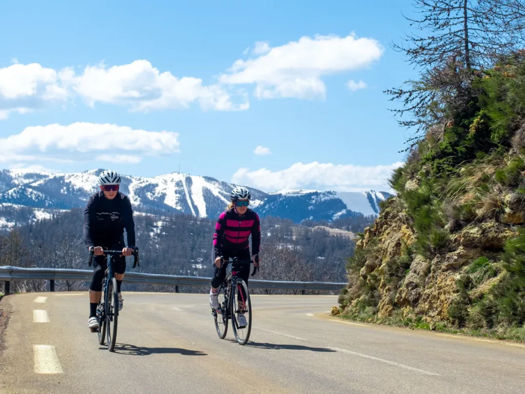 Couple en vélo de route en direction du Col de la couillole