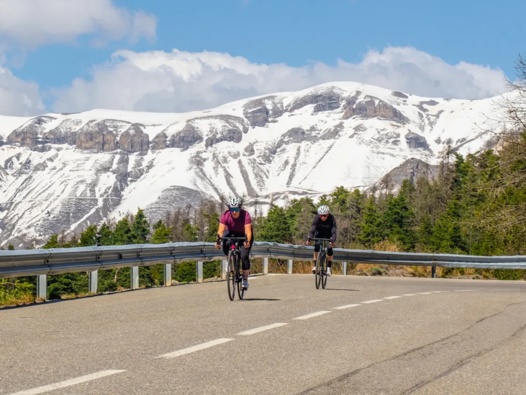 Couple en vélo de route au Col de Valberg