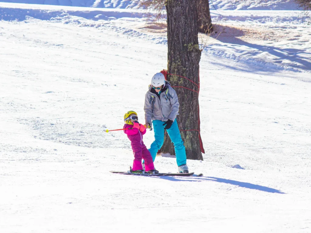 Mère et sa petite fille apprenant à faire du ski à Valberg