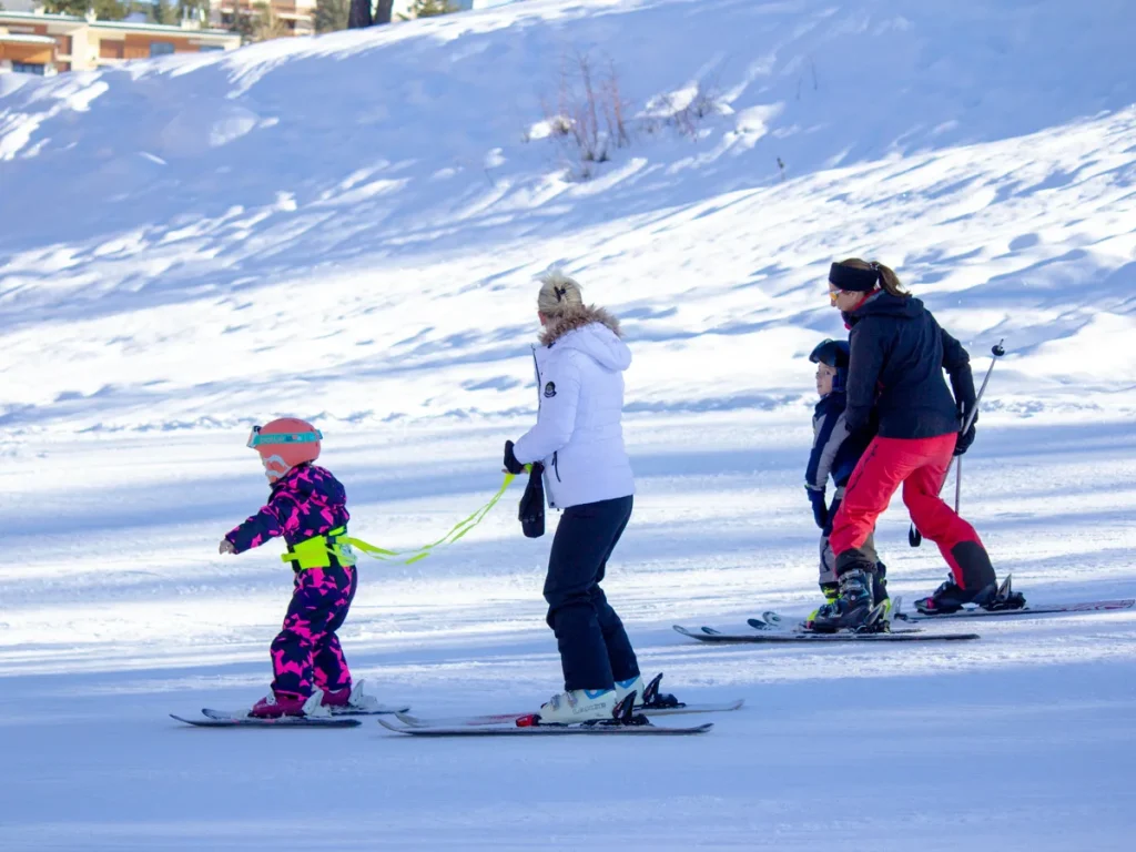 Famille en apprentissage du ski à Valberg