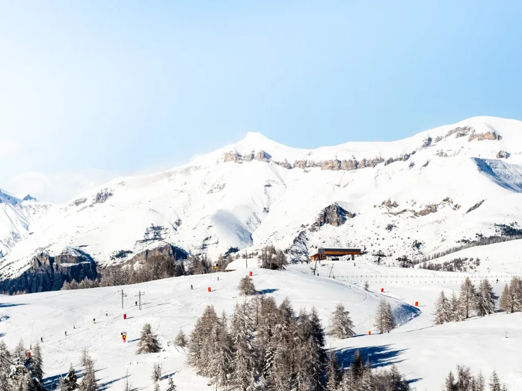 Domaine skiable avec vu sur le Mont Mounier