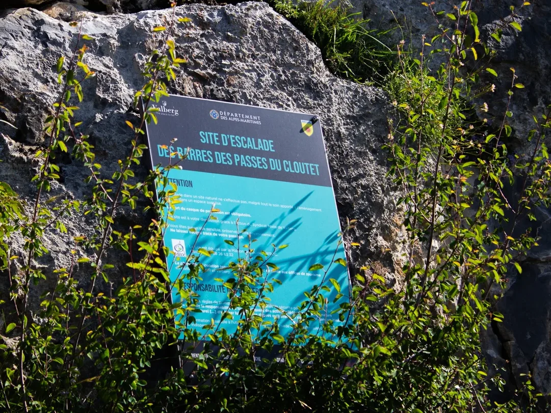 Plaque de signalisation du site d'escalade des barres du Mounier à Valberg