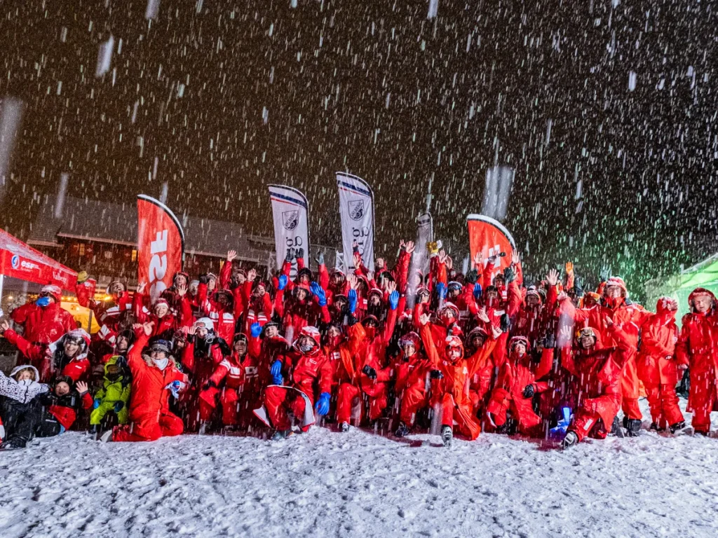 Photo de groupe de l'ESF Valberg-Beuil sous la neige