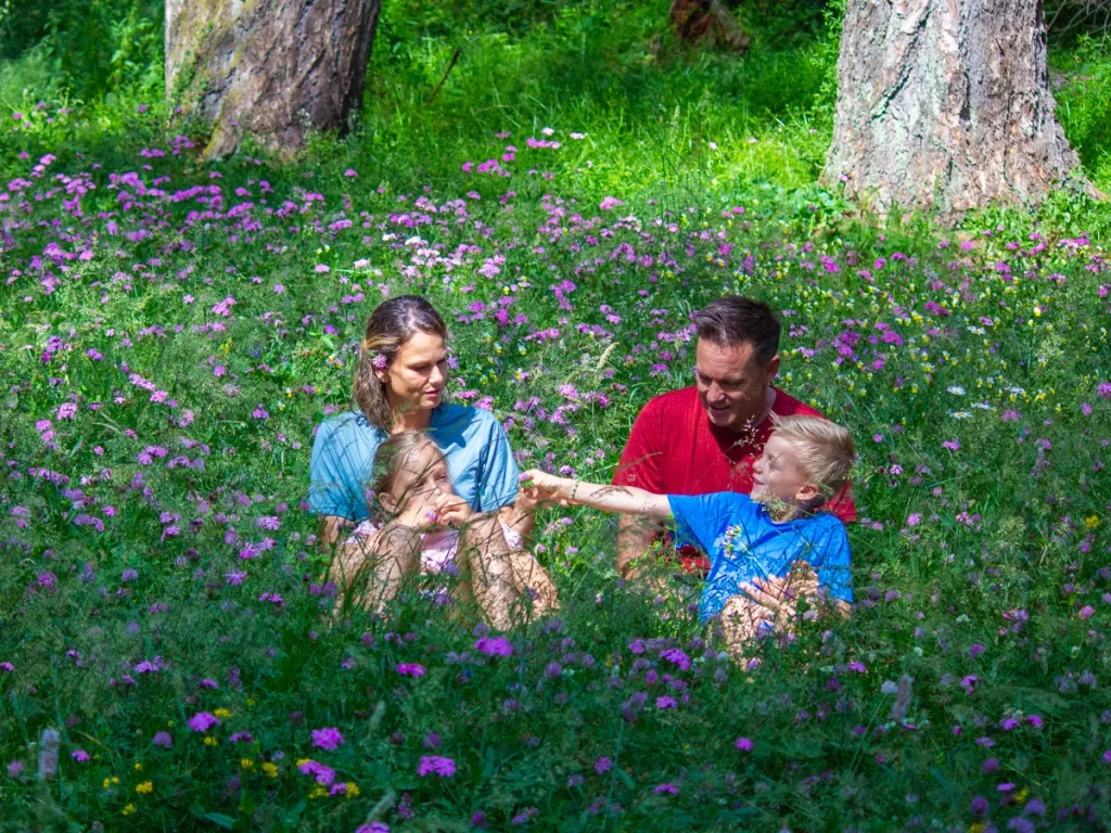 Famille dans un champ de fleur au printemps à Valberg 
