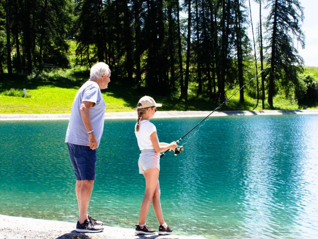 Grand père et sa petite fille péchant au lac du sénateur à Valberg