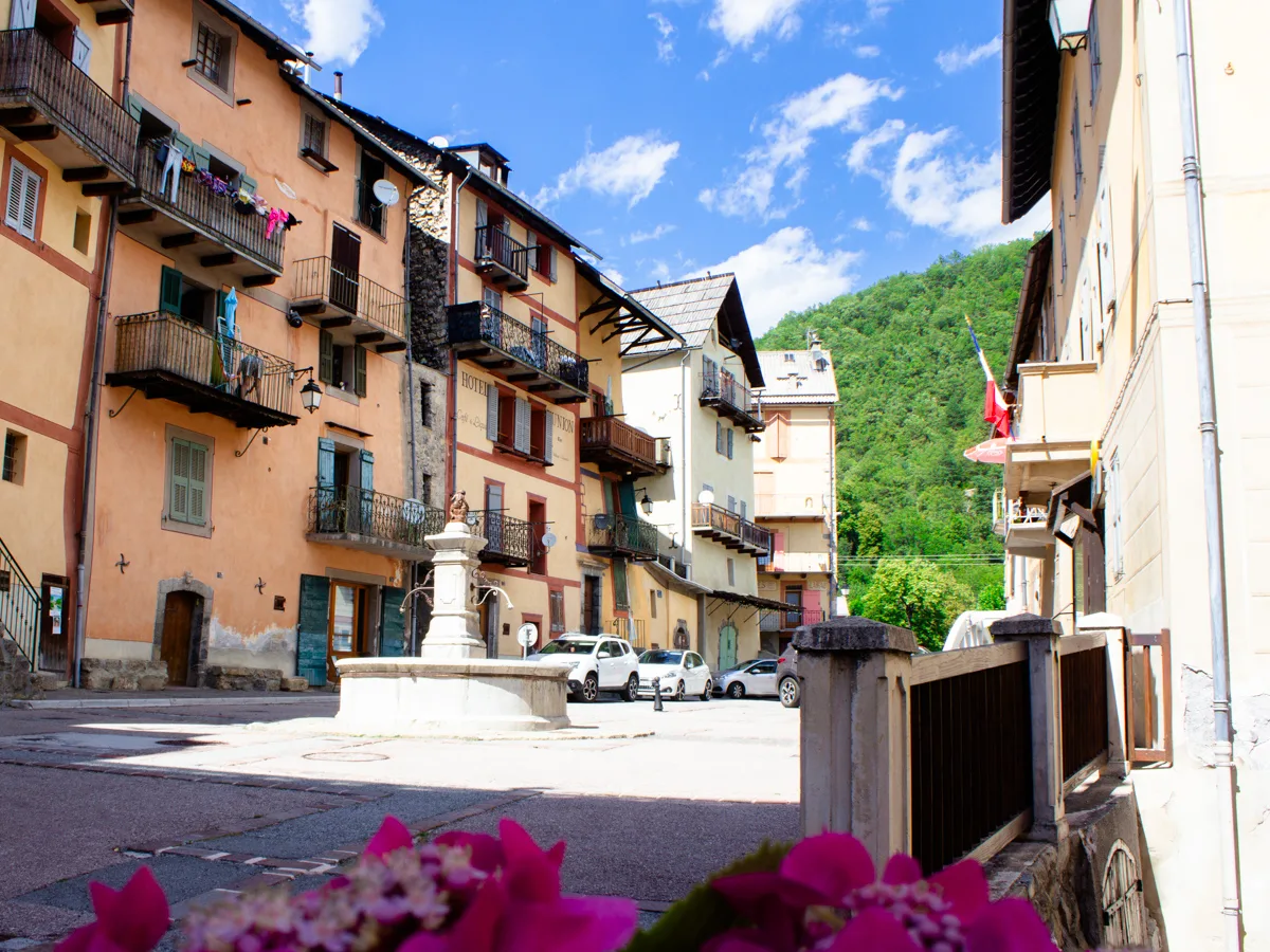 Place du village de Péone