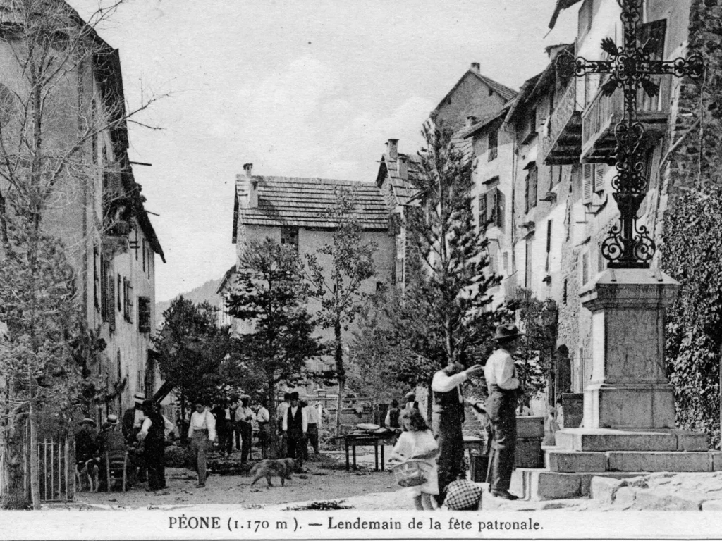 Photo d'archive du village de Péone
