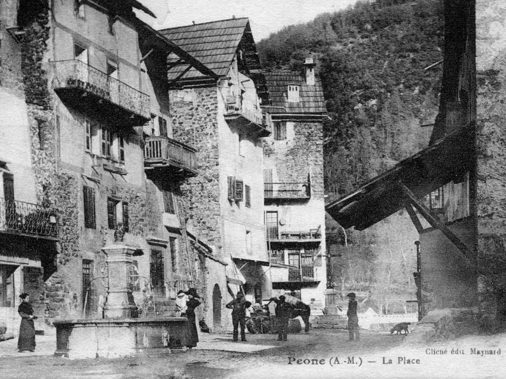 Photo d'archive du village de Péone