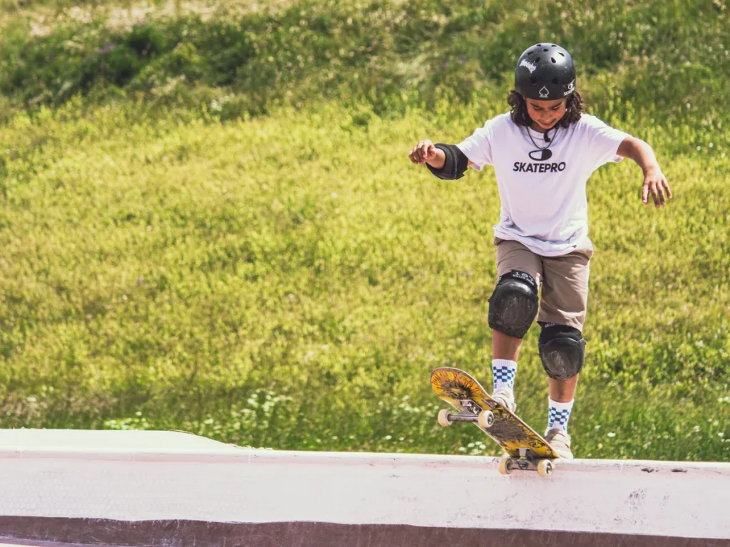 Jeune garçon au skatepark de Valberg