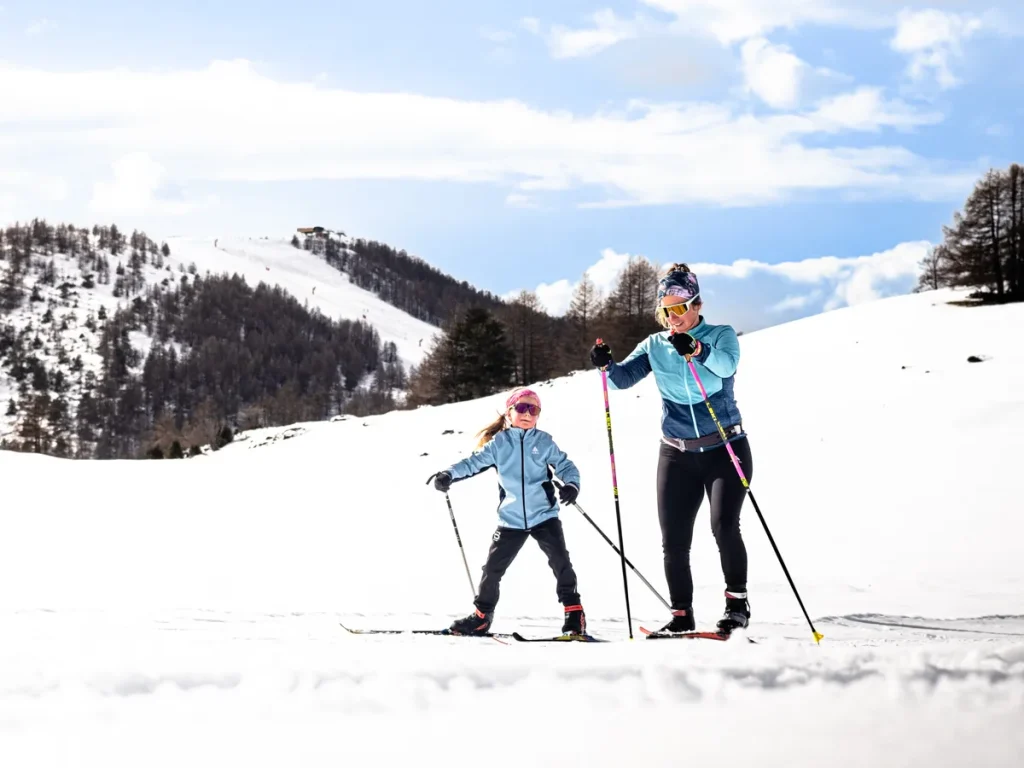 Mère et sa fille en ski de fond au domaine nordique de Beuil-Les Launes - Valberg