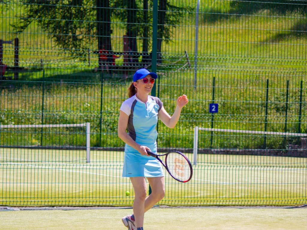 Femme jouant au tennis à Valberg