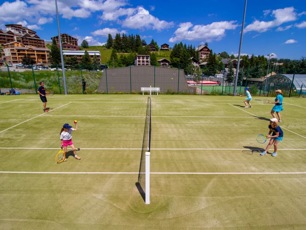 Famille jouant au tennis à Valberg