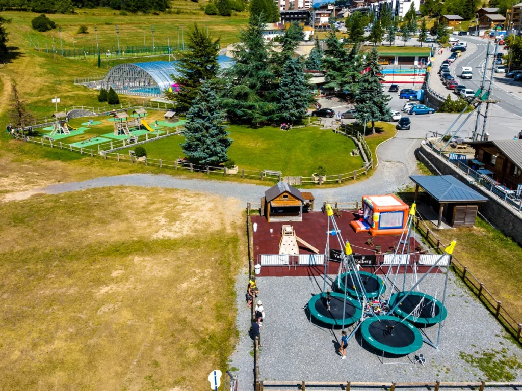 Vue aérienne des trampolines à Valberg