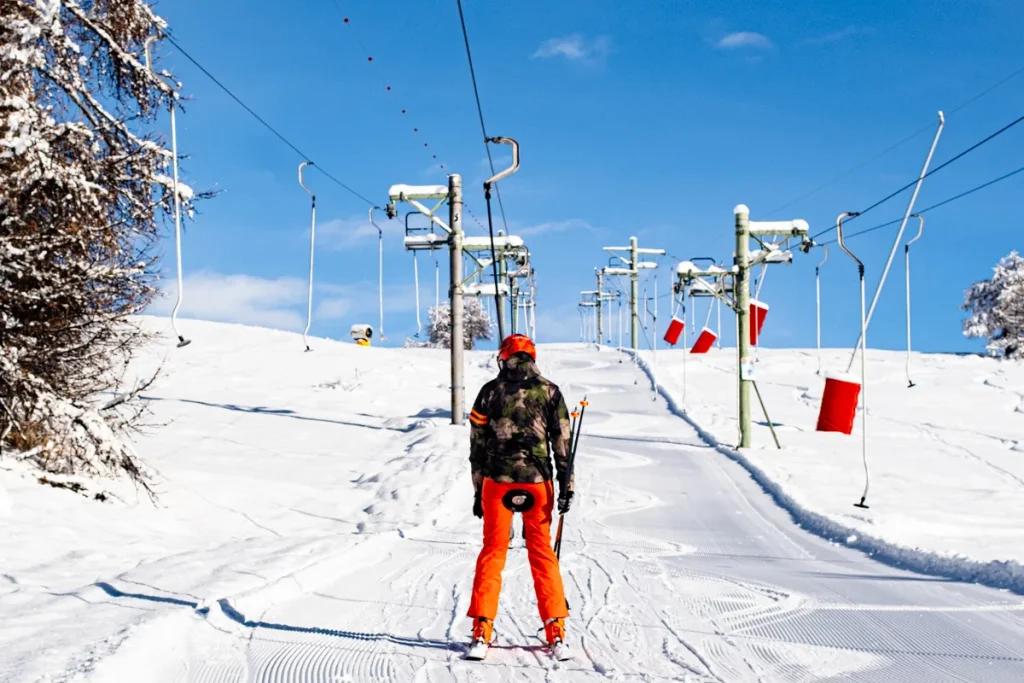 Skieurs sur un téléski à Valberg