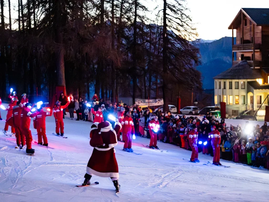 Arrivée du Père Noel en ski à Valberg