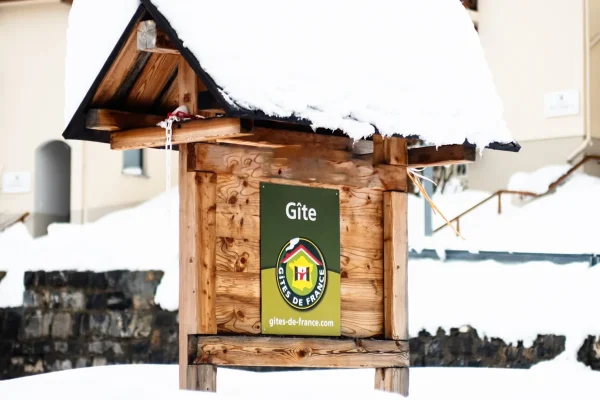 Panneau gîte sous la neige à Valberg