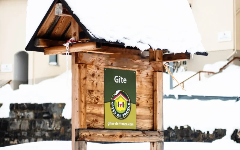 Panneau gîte sous la neige à Valberg