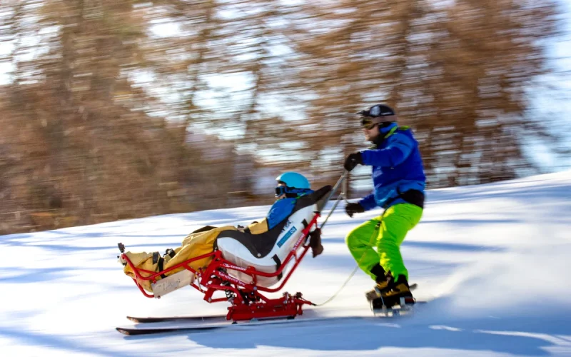 Skieur dirigeant un handi ski à Valberg