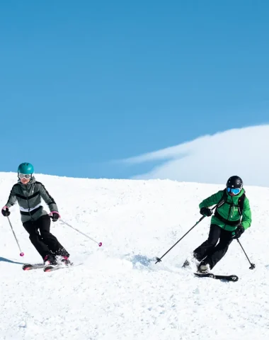 Couple skiant sur la piste des Aigles à Valberg