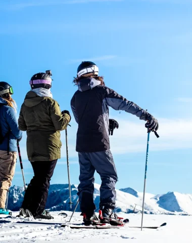 Groupe d'amis en ski observant les montagnes