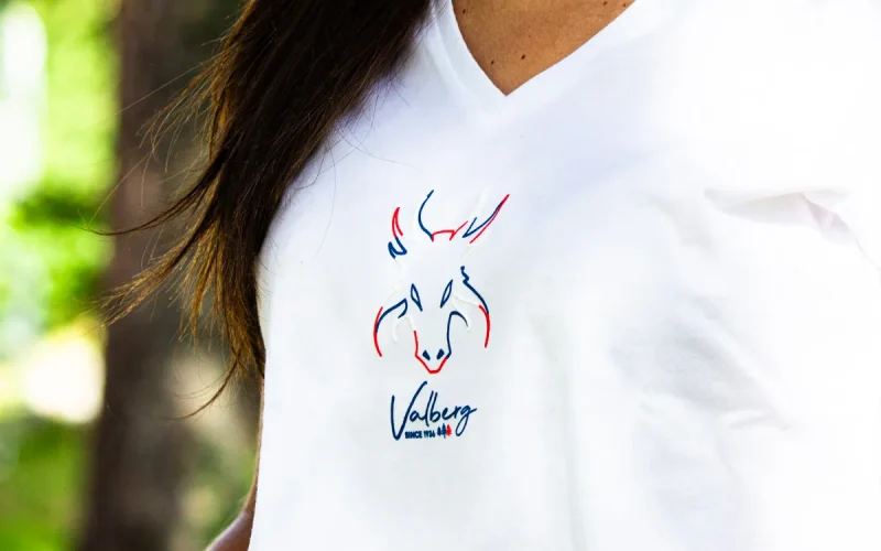 Jeune femme portant un t-shirt Valberg de la boutique officielle
