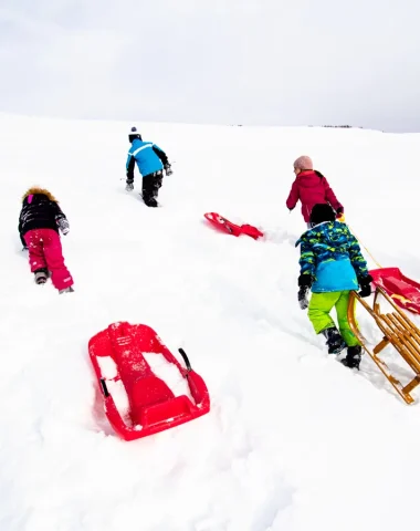 Enfants sur une luge à Valberg en hiver