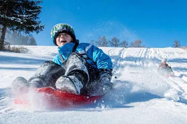 Enfants sur une luge à Valberg en hiver