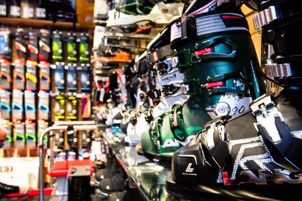 Chaussures de ski dans un magasin de location à Valberg