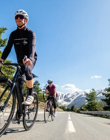 Couple en vélo de route au Col de Valberg