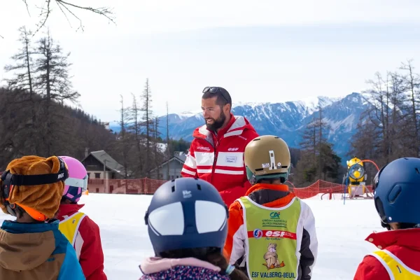 Moniteur et son groupe d'enfants au club piou-piou à Valberg