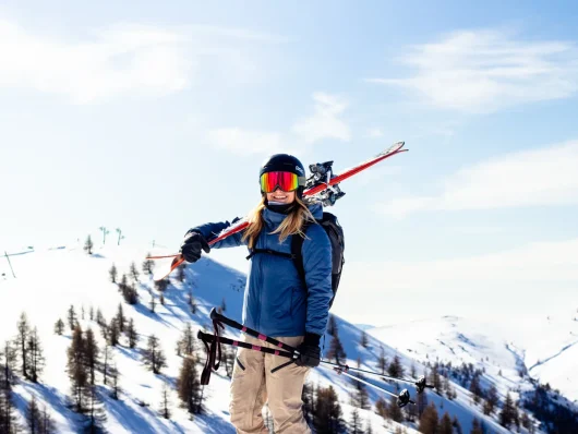 Skieuse face aux montagnes à Valberg